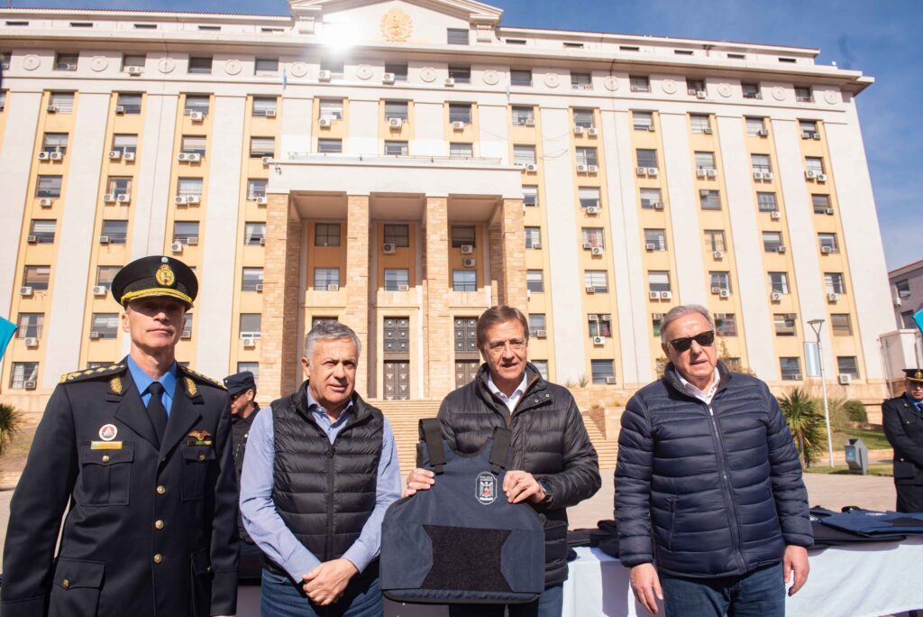 suarez y cornejo en entrega de chalecos a la policia provincial de Mendoza