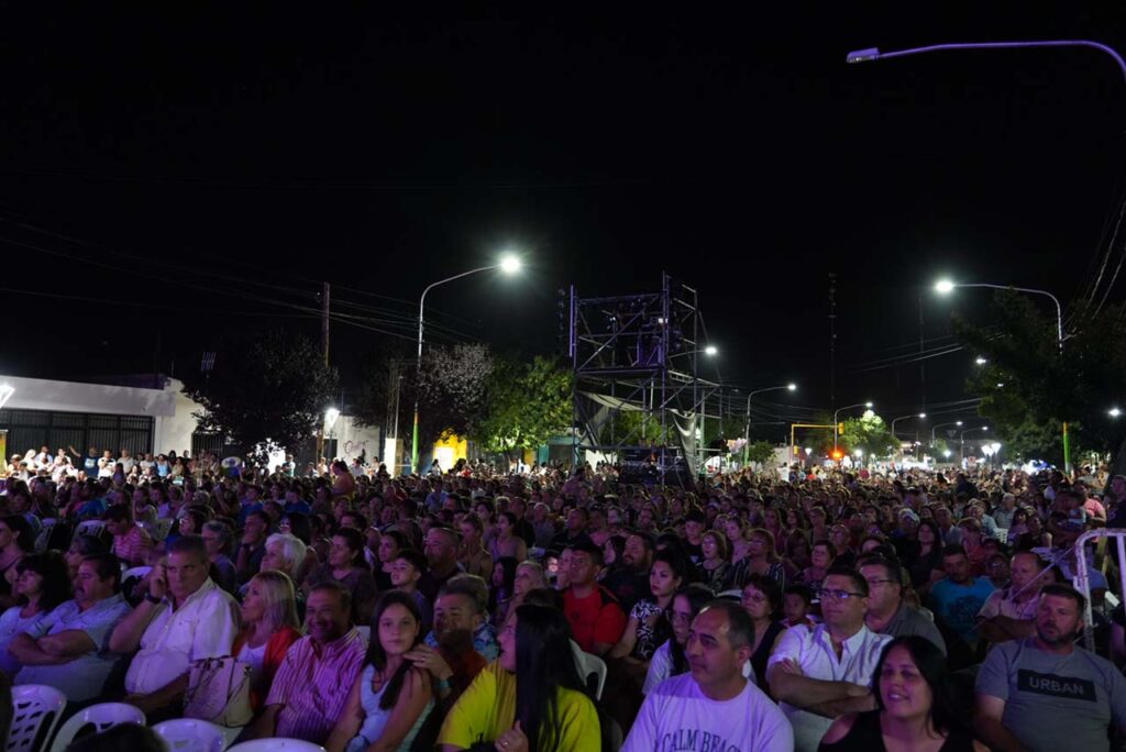 multitud-celebrando-la-vendimia-en-la-ciudad-de-junin